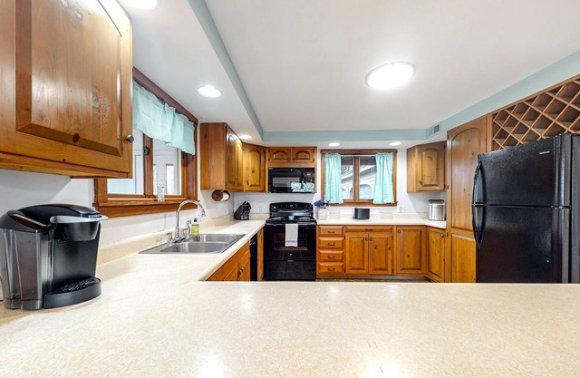Lakefront home with water-view deck, kayaks, gas grill, & washer/dryer - dogs ok