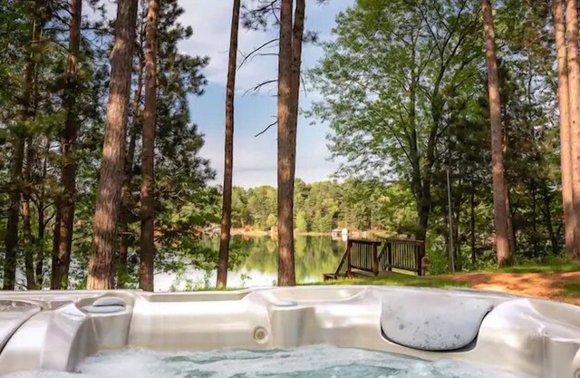 Lakefront! Hot Tub & Arcades! Amazing Fishing!