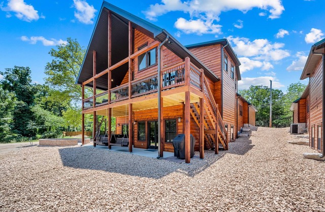 Lakefront, Hot Tub, Boat Slip & Golf Cart Included