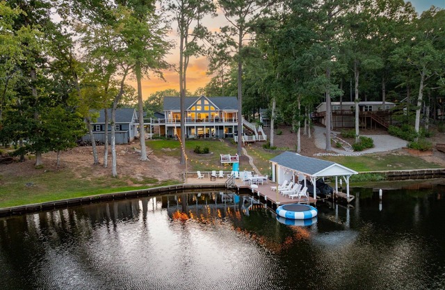 Lakefront, Hot Tub, Kayaks, Pool Table & Fire Pit