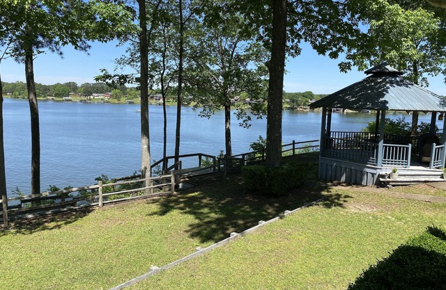 Maison au bord du lac sur le lac Tuscaloosa- récemment rénovée!