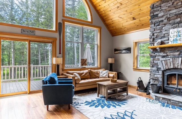 Bord de l'eau paisible et privé du lac Sebec! Luxe rustique, WIFI gratuit et plus encore.