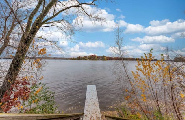 Lake Life Cottage PONTOON, KAYAK, CANOE RENTAL AVAILABLE 2 Queen Beds