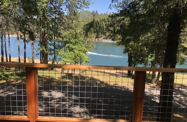 Maison au bord du lac avec 1000 sq / ft de terrasse avec vue imprenable sur l'eau.