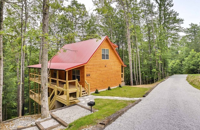 Lakefront Cabin in Cliffview Resort w/ Hot Tub & Game Room. Fishing Lake w/ dock