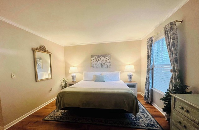 Lakefront Condo - King Bed, Full Kitchen