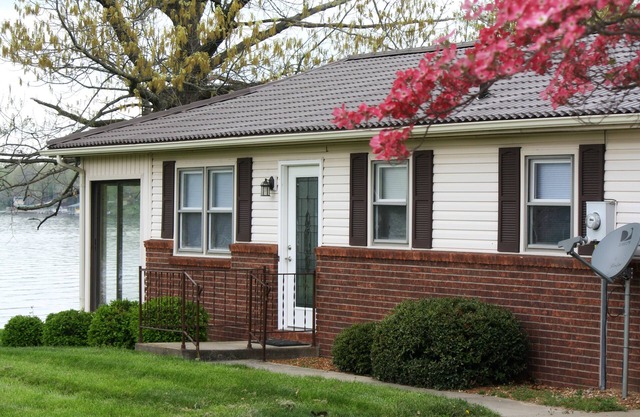 Lakefront Lake Of Egypt Sleeps 8 w / Dock / paddleboard / kayak on 1 LEVEL!