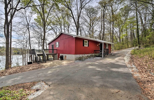 Lakefront Lavonia Cottage w/ 2-Story Dock!
