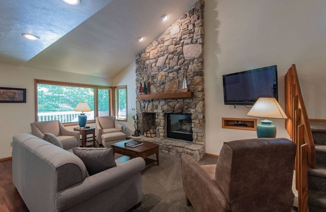 Lakefront Living: 2BR Condo with Fireplace & Hot Tub at The Rushes