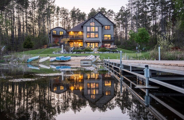 Grass Lake Lodge - Lodge privé au bord du lac de 5 000 pi² et de 1 000 pi² aménagé sur 65 acres