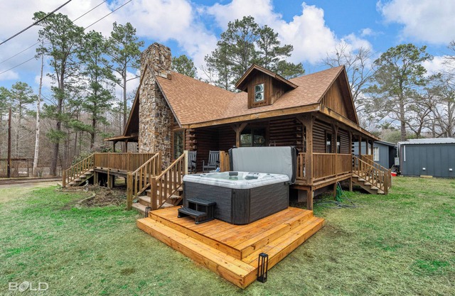 Emerald Isle Lakefront Lodge with Hot Tub