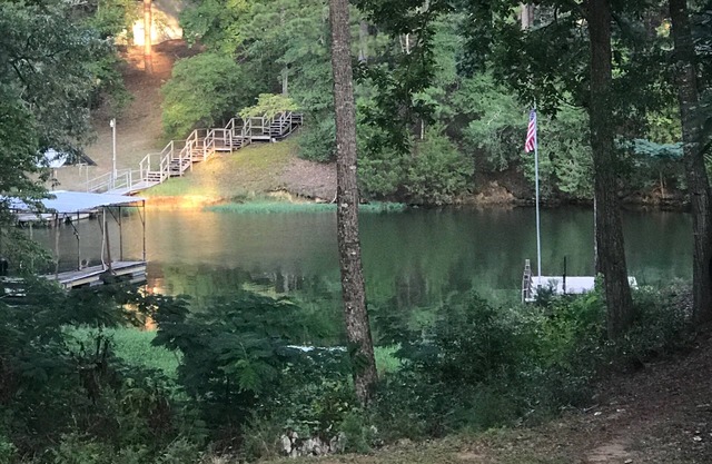 Lakefront Lodge offre la pêche, la navigation de plaisance, un quai privé et le confort de la maison