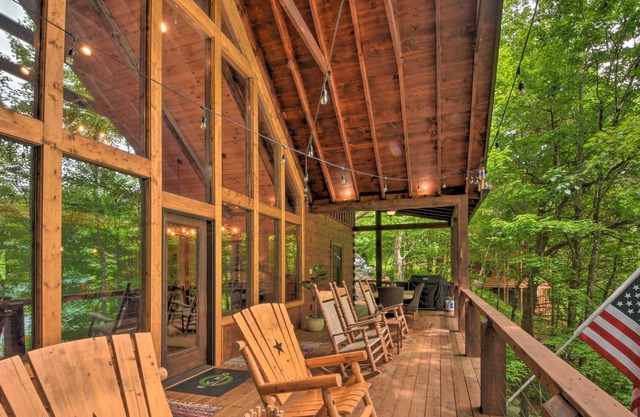 NOUVEAU! Lakefront Lodge w / Decks, bain à remous + salle de jeux