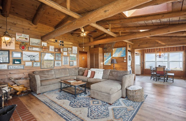 Lakefront Cabin with outdoor patio and kayaks