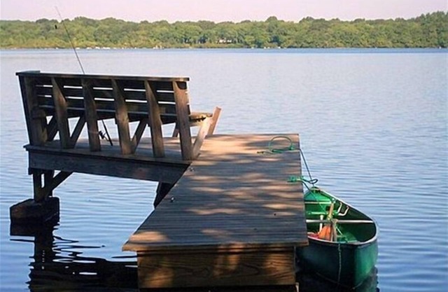 Chalet en bois rond au bord du lac. Fermé pour l'hiver, rendez-vous en avril.