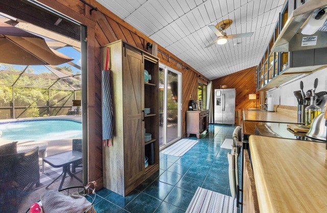Lakefront Log Cabin, on private Lake & Screened Pool. ~NO CLEANING FEES~
