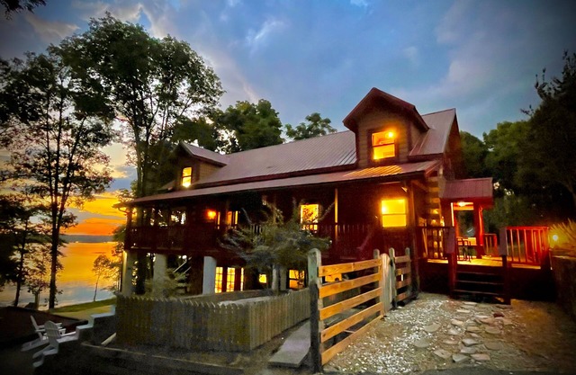 Lakefront log cabin over looking Walter George Reservoir, aka Lake Eufaula, Al