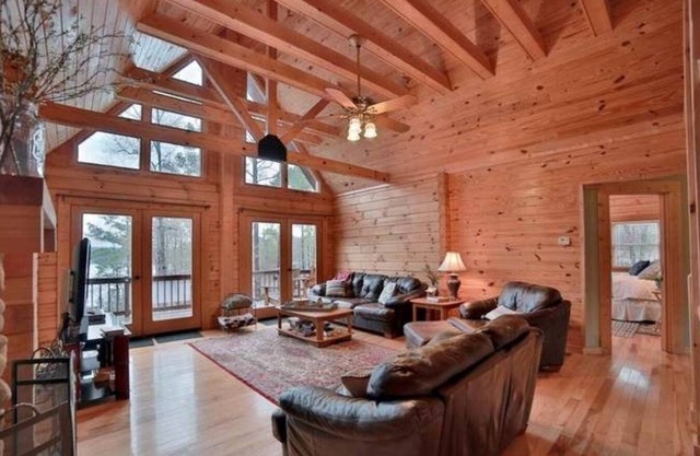 Lakefront Log Cabin avec une vue d'un million de dollars
