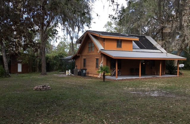 Lakefront Log Home, piscine chauffée à l'eau solaire filtrée, spa et centre de loisirs