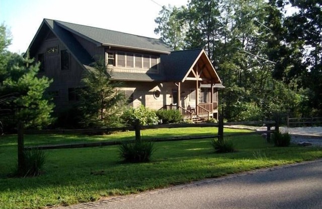 Lakefront Log Home sur Spectacular Mountain Lake