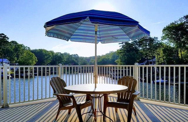 Réservez votre escapade maintenant! | Perfect Lakefront Luxe Retreat à Tranquil Cove