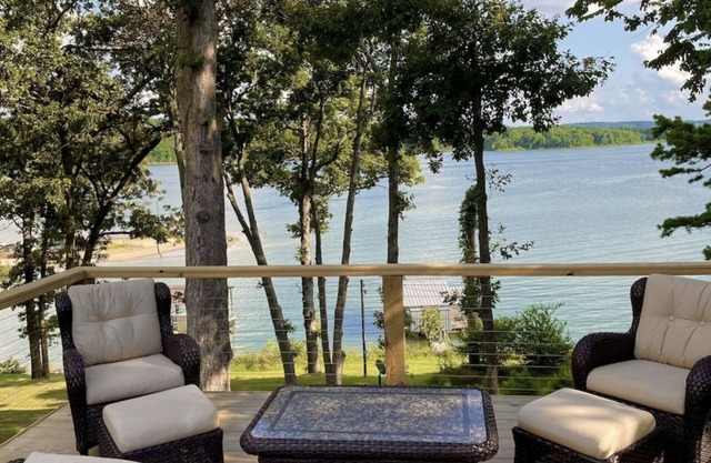 Lakefront Luxury! Direct/Easy Water Access, Spa, Fire Pit & Boat Launch