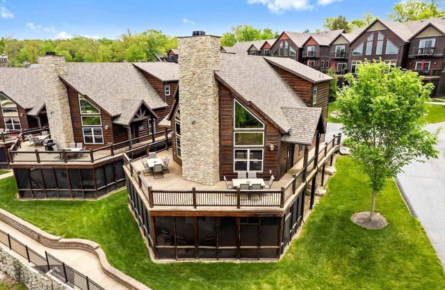 LUXURY Lakefront Lodge ~ Prestations gratuites ~ Grande piscine ~ Dock ~ Kayaks ~ 2mi à la DDC ~ MiniGolf