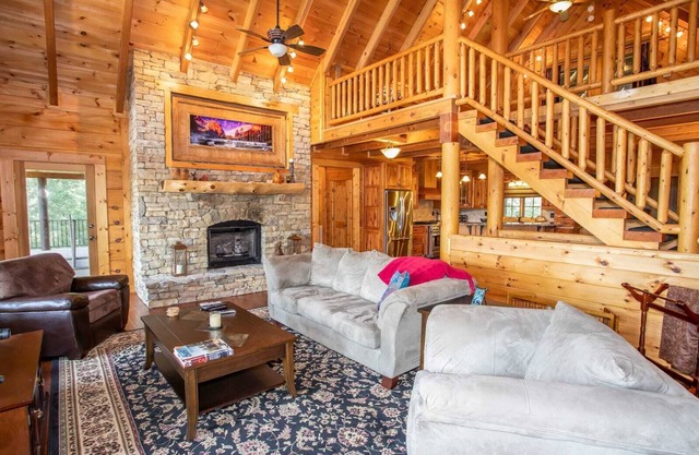 Luxury 5BR Lakefront Home, Dock privé, bain à remous, Suite King avec bain à remous, baby-foot. Vues de Grandfather Mountain