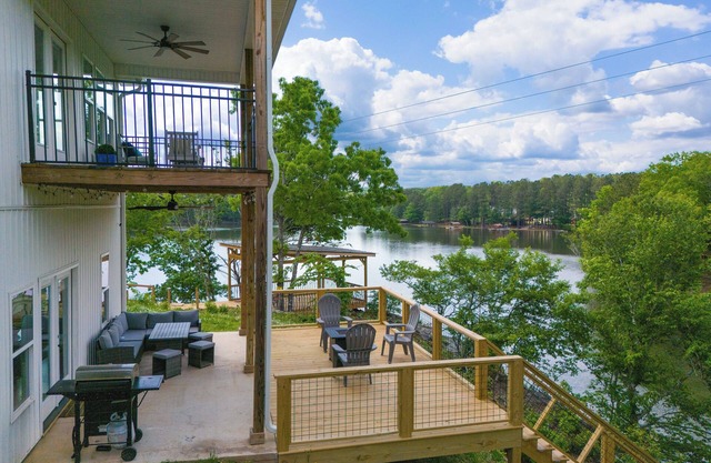 Lakefront Oasis, priceless view, Dock, Deck, Game Room, p/table, Firepit, Kayaks
