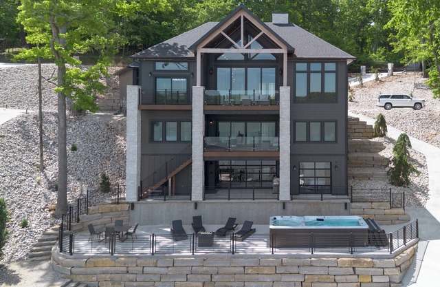 Lakefront Luxury 7 bed Home with Private Dock, Swim Spa on 13MM in Porto Cima