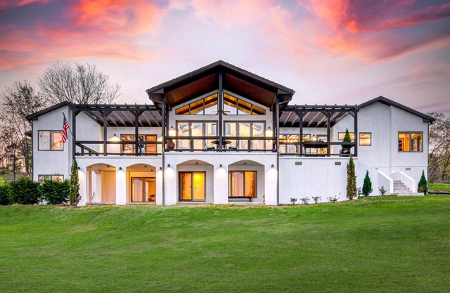 Lakefront Mansion! Enjoy Ping Pong, Pool, Shuffleboard, Kayaking, BBQ & Sunsets!