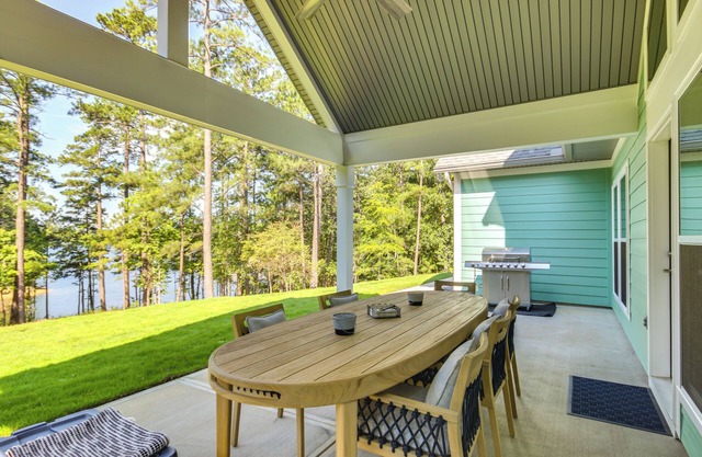 Lakefront McCormick Retreat w/ Patio & Pool Access