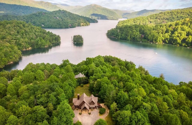 Lakefront Modern Cabin Getaway with Hiking, Waterfalls, Streams, and Trails