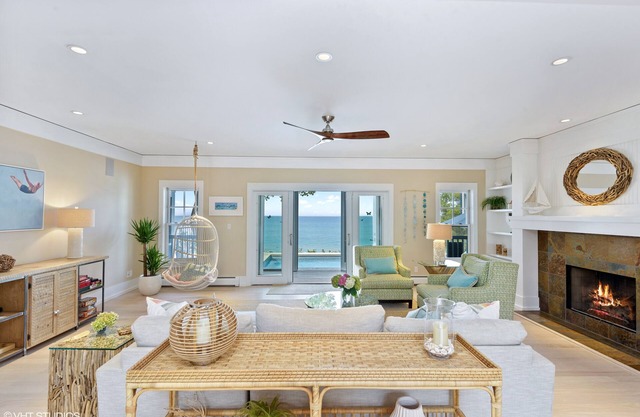 Lakefront Mansion avec piscine chauffée 9BR Modern Home On Private Sandy Beach
