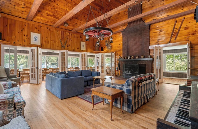 Au bord du lac, près de Sunday River, Steam Rm, Firepit, HUGE Kitchen, LG Fireplace