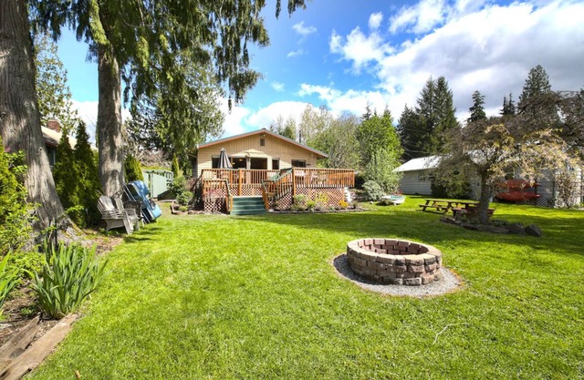 Lake Roesiger Waterfront Cabin