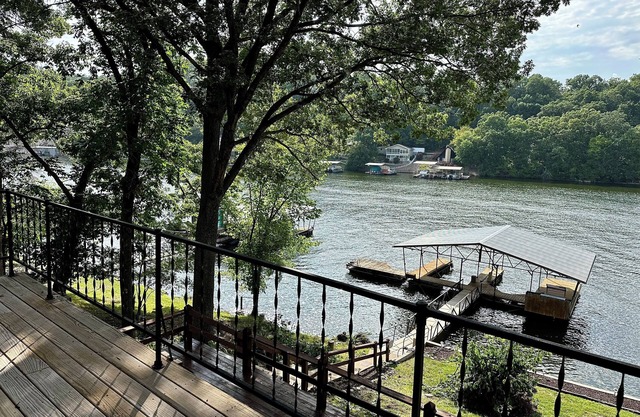 Lakefront, no hills,large decks w 2 boat dock Experience waterfront lake living!