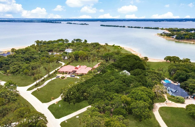 Waterfront Luxury Living with 4-BR, Pool and Views