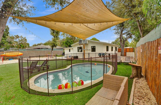 Lakefront Oasis: Pool, Kayak & Beach Volleyball