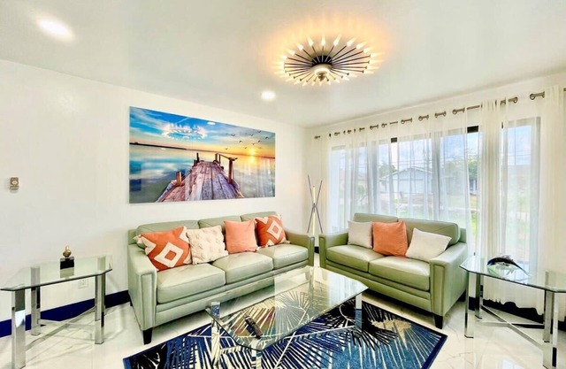Lakefront Oasis!Saltwater Heated Pool&Cozy Retreat