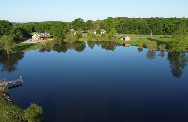 Peaceful Home Retreat, East of Charlotte, littleLake Retreat. Private Lake.