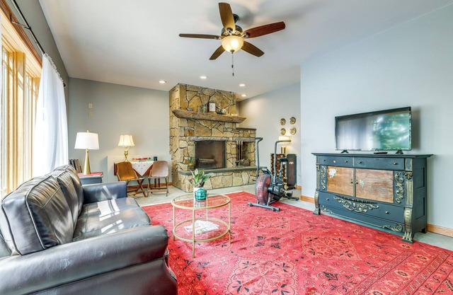 Lakefront Orange Vacation Rental - Pet Friendly!