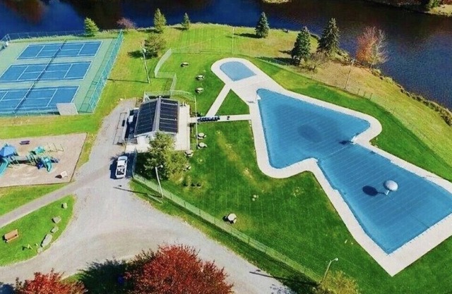 Lakefront cottage, all amenities included.Game room,pool,beach.