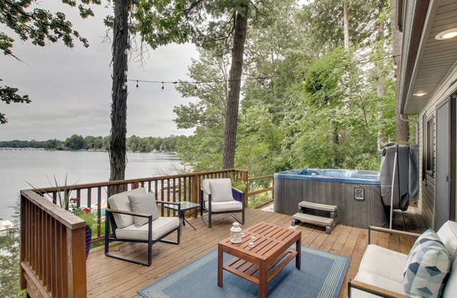 Lakefront Plymouth Cottage w/ Private Hot Tub