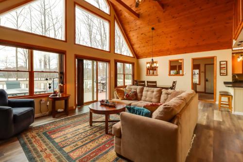 Lakefront Poconos Family Home with Pool Access