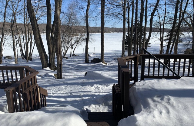 Lakefront Poconos close to skiing, Early check-in and Late check-out!