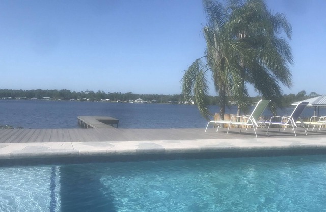 Lakefront Pool Home Paradise