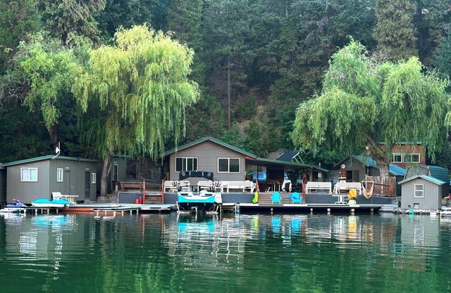 Lakefront Private Cabins on Lake Billy Chinook, Oregon