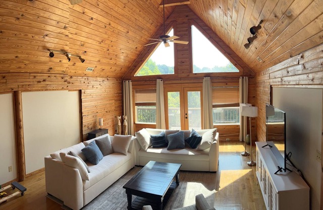 Lakefront- Private - Huge Log Cabin - 7 to 365 days rental