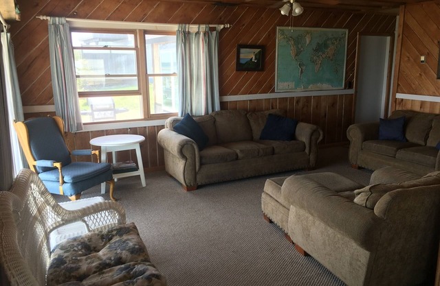 Propriété au bord du lac, à 24 km au nord de St. Ignace et 15 miles à l'est de Hessel!